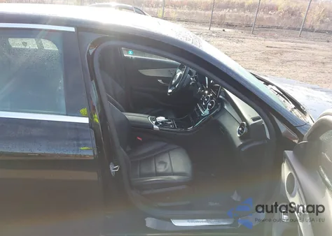 2016 Mercedes-Benz C 300 4Matic z USA, uszkodzony, nr VIN 55SWF4KB0GU164017